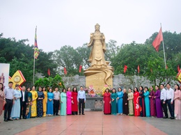 Nữ đại biểu Quốc Hội khoá XVI và nữ đại biểu Hội đồng nhân dân thành phố Hà Nội dâng hương tại đền thờ Hoàng Thái hậu Ỷ Lan