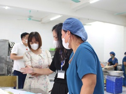 Nguồn thực phẩm cung cấp vào 06 trường Tiểu học của phường Chương Mỹ đều được kiểm soát hàng ngày