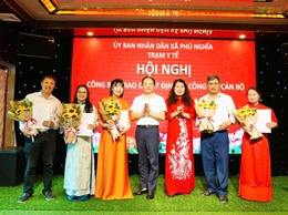 Trạm Y tế xã công bố, trao quyết định về công tác cán bộ