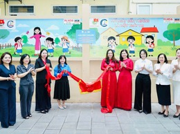 Gắn biển Công trình thanh niên “Tranh tường bích họa” tại Trường Tiểu học Cát Linh.
