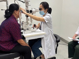 Hội cao tuổi phường Long Biên tổ chức khám và tư vấn bệnh lý về mắt cho hội viên năm 2026