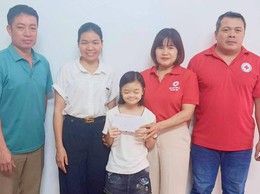 Hội CTĐ xã Hòa Phú trao tặng 08 suất quà cho người khuyết tật