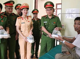 Cụm thi đua số 3 - Công an Hà Nội đã trao tặng suất cơm yêu thương cho bệnh nhân đang điều trị tại Bệnh viên đa khoa Hoài Đức