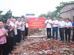 Ủy ban MTTQ Việt Nam xã Minh Châu khởi công xây dựng nhà Đại đoàn kết cho hộ gia đình có hoàn cảnh khó khăn trên địa bàn xã.