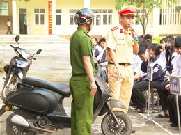 Hướng dẫn kỹ năng lái xe gắn máy an toàn cho học sinh trung học phổ thông.