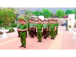 Công an xã Liên Minh dâng hương tại Tượng đài chiến thắng Dốc Ngô