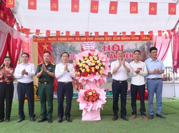 PCT UBND xã Nguyễn Hữu Thìn dự, tặng hoa và dâng hương tại Lễ hội truyền thống làng Yên Lý