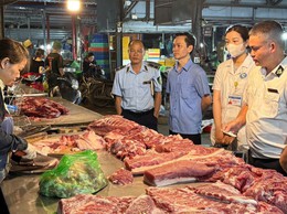 Đoàn kiểm tra liên ngành ATTP xã Đại Thanh kiểm tra việc giết mổ, buôn bán động vật và sản phẩm có nguồn gốc từ động vật tại các gian hàng chợ Tam Hiệp (thôn Huỳnh Cung) và chợ Quỳnh Đô (thôn Quỳnh Đô)