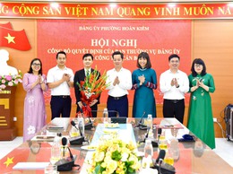 Công bố quyết định về công tác cán bộ tại Văn phòng Đảng ủy phường