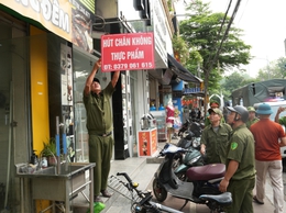 SƠN TÂY RA QUÂN XỬ LÝ VI PHẠM TRẬT TỰ ĐÔ THỊ TRÊN TUYẾN PHỐ QUANG TRUNG VÀ CẦU TRÌ