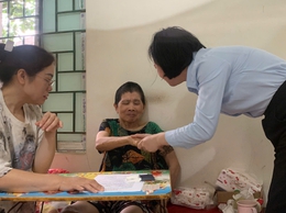 Hỗ trợ thủ tục tận nhà cho gia đình chính sách: Sự tri ân từ những hành động cụ thể