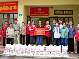 SƠN TÂY TRAO TẶNG GẠO THƯỜNG XUYÊN CHO 60 HỘ KHÓ KHĂN