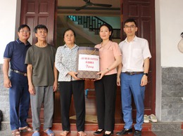 Đồng chí Phó chủ tịch HĐND xã đến thăm hỏi, tặng quà công nhân bị tai nạn lao động và gia đình công nhân tử vong tại thôn 2, thôn Và và thôn An Hiền