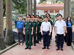 Các đồng chí lãnh đạo dâng hương, tưởng niệm các anh hùng liệt sĩ tại nghĩa trang quân nhân và chuyên gia Trung Quốc tại thôn Chiến Thắng xã Xuân Mai