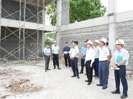 Bí thư Đảng ủy, Chủ tịch HĐND xã Thuận An kiểm tra tiến độ dự án trên địa bàn xã