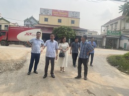 Đồng chí Phó Chủ tịch UBND xã Phạm Văn Thao kiểm tra tiến độ thi công các dự án, điều kiện chuẩn bị cho kỳ thi vào lớp 10 và kỳ thi tốt nghiệp THPT tại trường THPT Trần Đăng Ninh