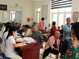 Trạm Y tế xã Hồng Sơn phối hợp với Bệnh viện Mắt Quốc tế DND khám sức khoẻ miễn phí cho 1283 người