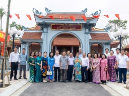 ĐOÀN NGUYÊN CÁN BỘ TRUNG ƯƠNG, THÀNH PHỐ HÀ NỘI VÀ TỈNH HÀ TÂY (CŨ) DÂNG HƯƠNG TẠI KHU LƯU NIỆM TRƯỞNG BAN THƯỜNG TRỰC QUỐC HỘI BÙI BẰNG ĐOÀN
