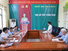 Đồng chí Phó chủ tịch UBND xã Phú Cát tiếp công dân trong buổi tiếp công dân định kỳ