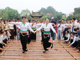 Vũ điệu múa sạp Mường bùng nổ, góp phần làm nên sắc màu độc đáo cho Lễ hội Chùa Thầy