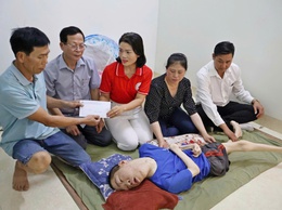 Hội chữ thập đỏ xã Đoài Phương tặng quà 9 người khuyết tật đặc biệt nặng