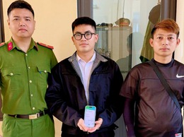 Anh Nguyễn Trọng Đạt trao số tiền hơn 36 triệu đồng cho chủ tài khoản chuyển nhầm
