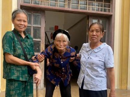 Hai con dâu dìu cụ bà 96 tuổi đến nhận kinh phí GPMB dự án Khu đô thị Olympic