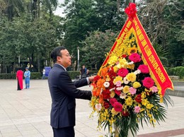 Phường Ba Đình dâng hoa tưởng niệm 156 năm Ngày sinh V.I. Lê-nin