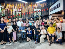 Các nhà hảo tâm, mạnh thường quân thăm tặng quà Công ty Cổ phần KymViet