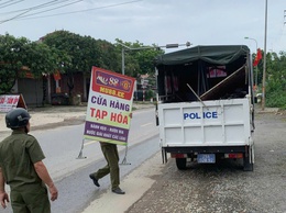 Công an xã Phú Nghĩa tăng cường xử lý vi phạm lấn chiếm lòng đường, vỉa hè