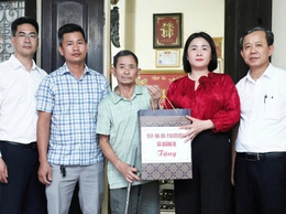 Đồng chí Phó chủ tịch UBND xã Quảng Bị Tô Thị Đào thăm hỏi, tặng quà người lao động bị tai nạn lao động năm 2026