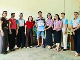 Hội LHPN xã Phú Nghĩa thăm hỏi, hỗ trợ gia đình hội viên gặp tai nạn giao thông