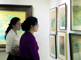 Tôn vinh hình tượng hoa sen qua triển lãm “Sen tháng năm”