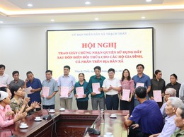 THẠCH THẤT: TRAO GIẤY CHỨNG NHẬN QUYỀN SỬ DỤNG ĐẤT NÔNG NGHIỆP SAU DỒN ĐIỀN ĐỔI THỬA CHO NHÂN DÂN