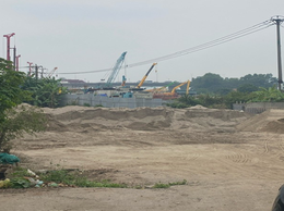 Phường Long Biên tăng cường kiểm tra, yêu cầu di dời các bãi tập kết vật liệu xây dựng trái phép