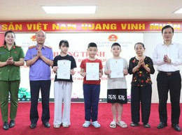 Nỗ lực xây dựng nền hành chính hiện đại, hiệu quả và nhân văn: Phường Dương Nội trao giấy khai sinh cho trẻ em yếu thế