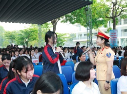 Tuyên truyền kiến thức pháp luật về trật tự, an toàn giao thông và kỹ năng lái xe an toàn cho hơn 2.100 học sinh trường THPT Phúc Lợi