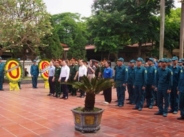 Lễ dâng hoa, dâng hương nghĩa trang quân nhân 
và chuyên gia Trung Quốc tại phường Phúc Lợi