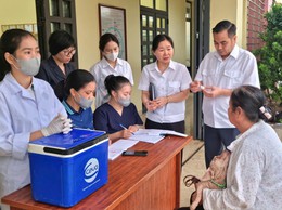 Chi cục Chăn nuôi Thủy sản Thú y Hà Nội kiểm tra công tác tiêm vắc xin phòng dịch cho đàn vật nuôi tại xã Bát Tràng