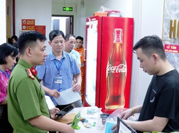 Đoàn kiểm tra liên ngành xã Ứng Hoà kiểm tra các cơ sở hoạt động kinh doanh dịch vụ có điều kiện.