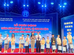 Trao tặng 100 suất hỗ trợ cho con công nhân lao động có hoàn cảnh khó khăn