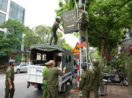 PHƯỜNG SƠN TÂY RA QUÂN XỬ LÝ VI PHẠM TRẬT TỰ ĐÔ THỊ TRÊN TUYẾN PHỐ PHÚ HÀ
