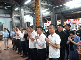 Các đồng chí lãnh đạo xã Thanh Oai dâng hương tại Đình làng Chuông