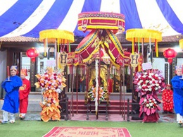 Đồng chí Nguyễn Thanh Bình-Bí thư Đảng ủy, Chủ tịch HĐND xã dâng lễ tại lễ hội truyền thống Đình làng Đại Tự năm 2026