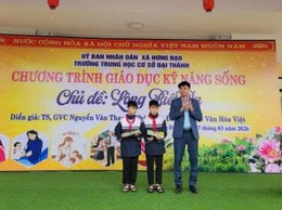 NHẶT ĐƯỢC VÍ TRÊN ĐƯỜNG, HAI HỌC SINH LỚP 6 KHIẾN NHIỀU NGƯỜI XÚC ĐỘNG VỚI LỰA CHỌN GIẢN DỊ