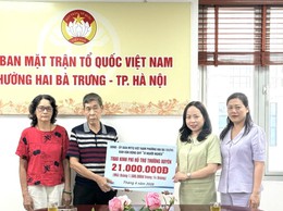 Lan tỏa yêu thương: Trao kinh phí hỗ trợ thường xuyên cho các hộ khó khăn trên địa bàn phường Hai Bà Trưng.
