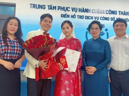 Phường Yên Hòa tổ chức trao Giấy chứng nhận kết hôn cho công dân theo hướng trang trọng, thân thiện
