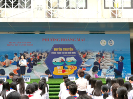 CHỦ ĐỘNG TRƯỚC LÀN NƯỚC – VỮNG VÀNG KỸ NĂNG SỐNG: HỌC SINH TRƯỜNG THCS HOÀNG MAI TẬP HUẤN KỸ NĂNG PHÒNG TRÁNH TAI NẠN ĐUỐI NƯỚC