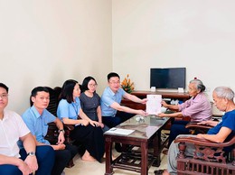 CÁN BỘ XÃ PHÚC THỌ TIẾP TỤC HỖ TRỢ GIẢI QUYẾT THỦ TỤC HÀNH CHÍNH TẠI NHÀ CHO NGƯỜI YẾU THẾ