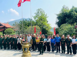 Hội Cựu chiến binh xã Phúc Lộc tổ chức hành trình về nguồn tại Khu di tích ATK Định Hóa, tỉnh Thái Nguyên